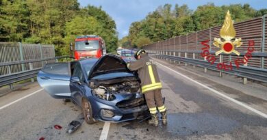 Incidente a Villa Guardia, scontro tra auto. Intervento dei vigili del fuoco