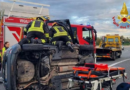 A cavalcioni su un’automobile, per salvare un ferito in autostrada