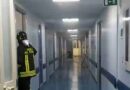 Paziente cerca di scappare dalla sua stanza d’ospedale ma precipita nel vuoto: salvato dai pompieri