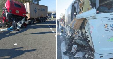 Camion tampona un bus in avaria, a bordo giovani calciatori: tragedia sfiorata sull’autostrada A12