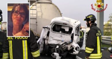 Tragedia in A4, furgoncino schiacciato da due camion: muore una donna, un ferito