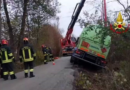 VIDEO – Autocisterna che trasporta Gpl finisce fuori strada: i vigili del fuoco la recuperano con la gru